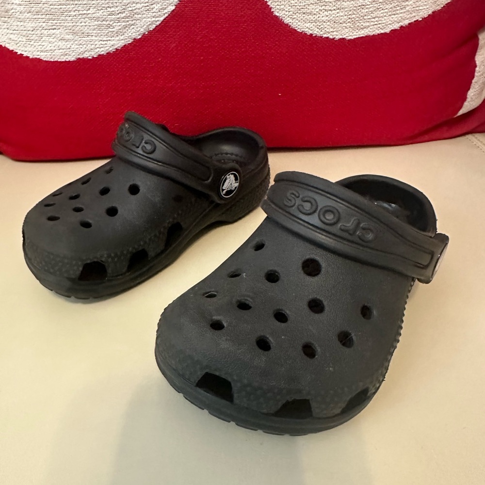 7c black crocs